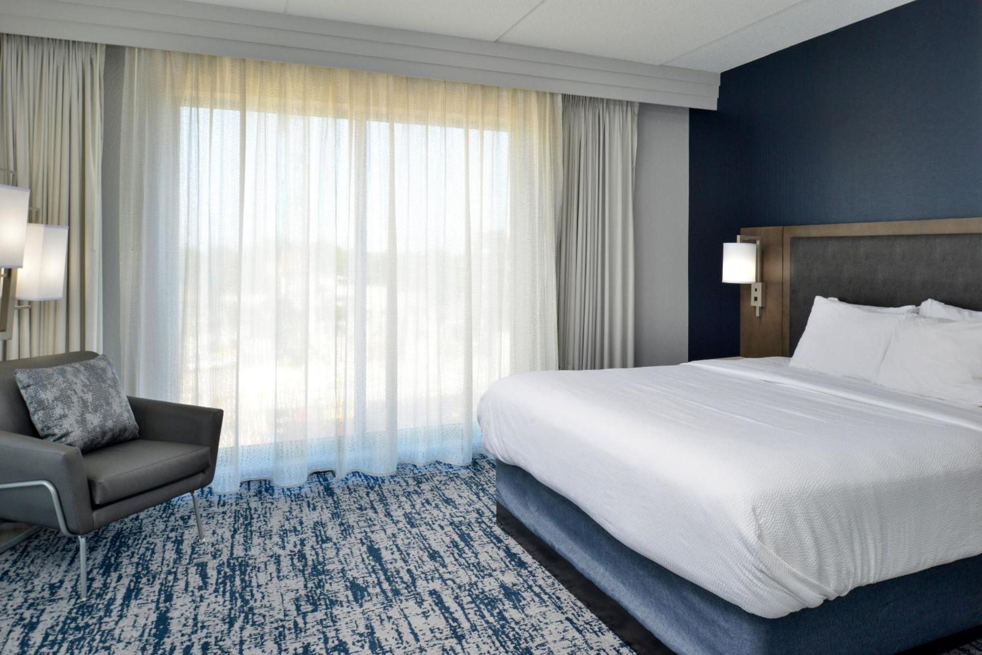 Отель Courtyard By Marriott Wilmington Downtown/Historic District Экстерьер фото